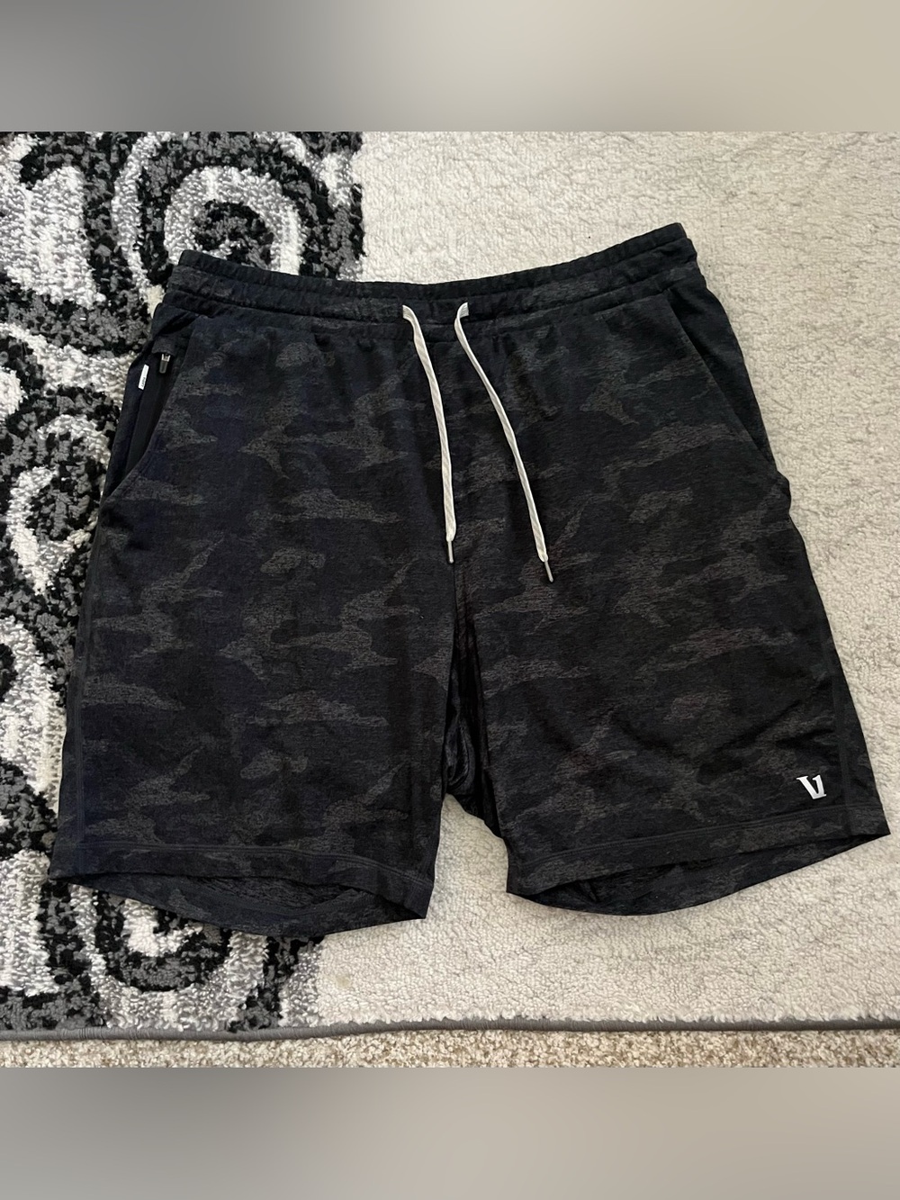 Vuori Men’s Size Large Black Ponto Camo Shorts Great Condition